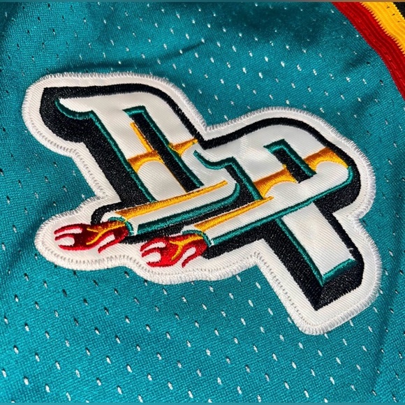 Detroit Pistons Throwback NBA Jersey & Shorts The Complete 98-99 Season Uniform - Picture 13 of 16